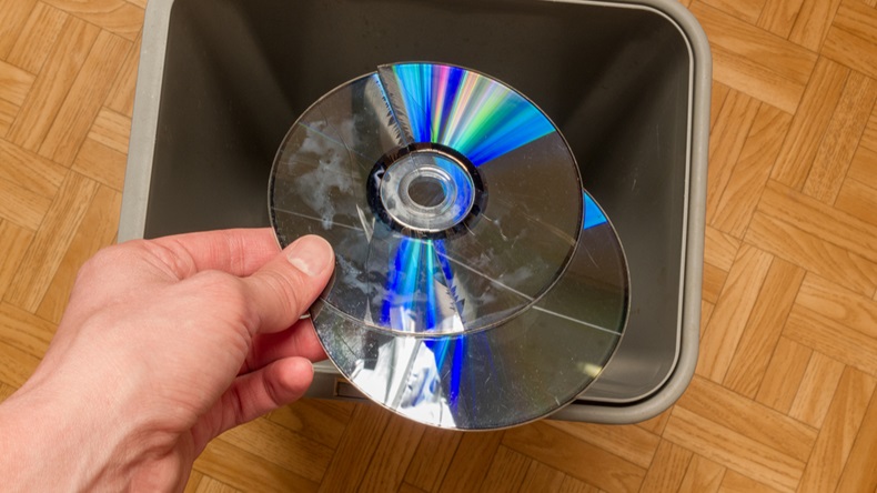 discarding a computer laser CD, the concept of obsolescence of computer components, the evolution of computer technology